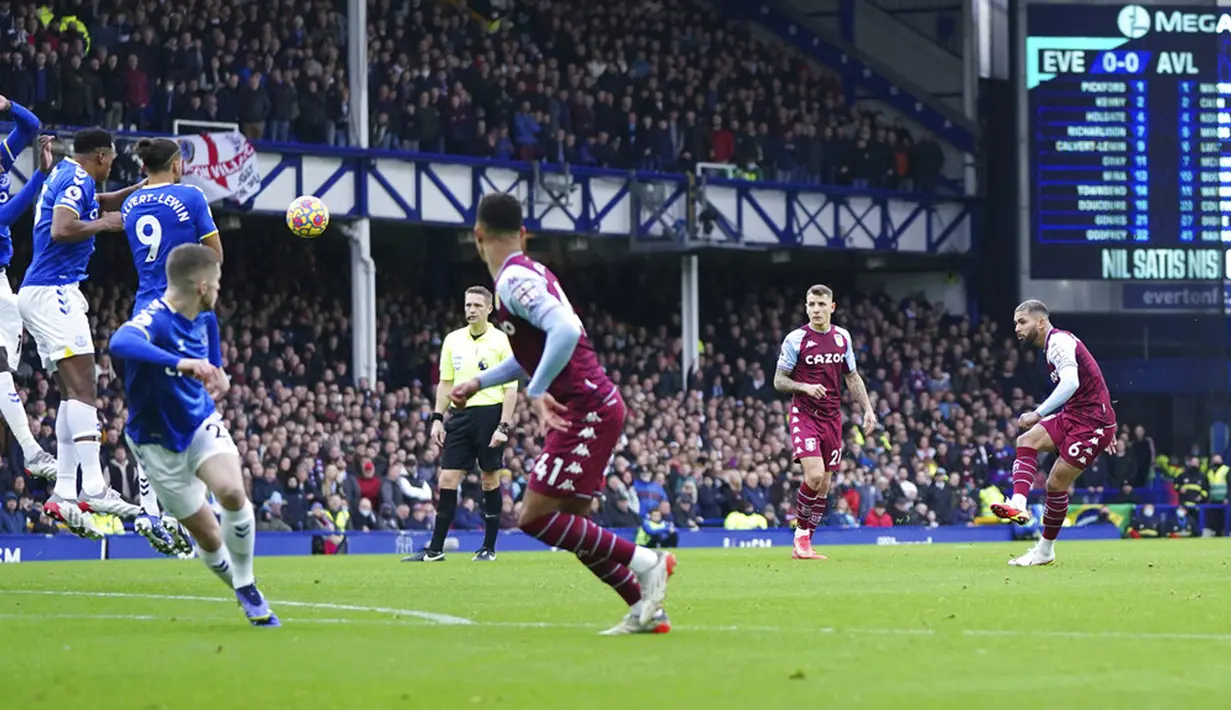 Pemain Aston Villa Douglas Luiz melakukan tendangan bebas saat melawan Everton pada pertandingan sepak bola Liga Inggris di Stadion Goodison Park, Liverpool, Inggris, 22 Januari 2022. Aston Villa menang dengan skor 1-0. (AP Photo/Jon Super)