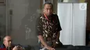 Kalapas Kembangkuning, Cilacap, Jawa Tengah, Unggul Widyo Saputro menunggu di lobi Gedung KPK, Jakarta, Kamis (27/2/2020). Unggul diperiksa sebagai saksi untuk tersangka mantan Kalapas Sukamiskin Wahid Husein terkait dugaan suap pemberian fasilitas di Lapas Sukamiskin. (merdeka.com/Dwi Narwoko)