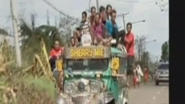 Baku Tembak Dekat Kuburan Massal Topan Haiyan