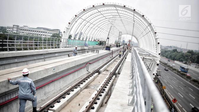 Suasana proyek pembangunan Light Rail Transit (LRT) Jabodebek di Stasiun LRT TMII, Jakarta, Senin (14/1). Stasiun LRT TMII yang dibangun dua lantai ditargetkan selesai akhir April 2019. (Liputan6.com/Faizal Fanani)