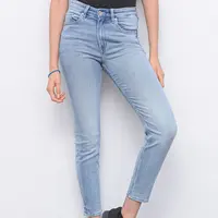 4 Model Celana Perempuan yang Mudah di Mix & Match / copyright shutterstock