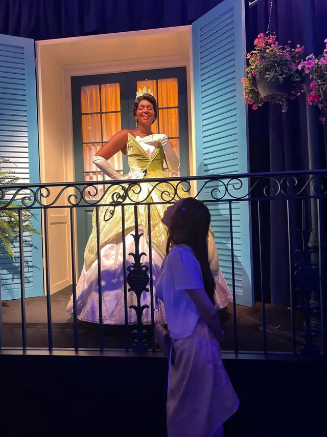 Berkunjung ke Disneyland, Ini 6 Momen Syifa Hadju Saat di California