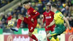 Penyerang Liverpool, Roberto Firmino, mengontrol bola saat melawan Norwich City pada laga Premier League di Stadion Carrow Road Minggu (16/2/2020). Liverpool menang 1-0 atas Norwich City. (AP/Frank Augstein)