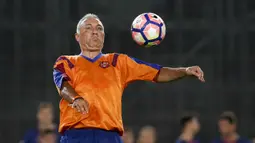 Hristo Stoichkov - Penyerang asal Bulgaria ini menjadi striker pilihan utama di bawah kepelatihan Johan Cruyff. Stoichkov mencetak 118 gol selama 7 musim dan sukses merebut gelar juara La Liga selama empat musim beruntun pada 1990/1991 sampai 1993/1994 di Barcelona. (AFP/Pau Barrena)