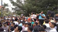 Ratusan Driver Online seruduk kantor DPRD Riau, Jalan Jenderal Sudirman, Senin, 5 Februari 2018. (Hasbullah Tanjung/Riauonline.co.id)