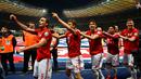 Para pemain Bayern Munchen merayakan gelar juara DFB Pokal setelah mengalahkan RB Leipzig di Stadion Olympic, Berlin, Sabtu (25/5). Munchen menang 3-0 atas Leipzig. (AFP/Tobias Schwarz)