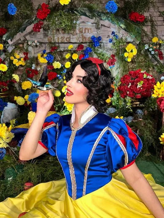 Di foto lainnya, tampak ia sedang berpose memegang burung mainan. Snow White memang terkenal sangat bersahabat dengan para binatang. Foto: Instagram.