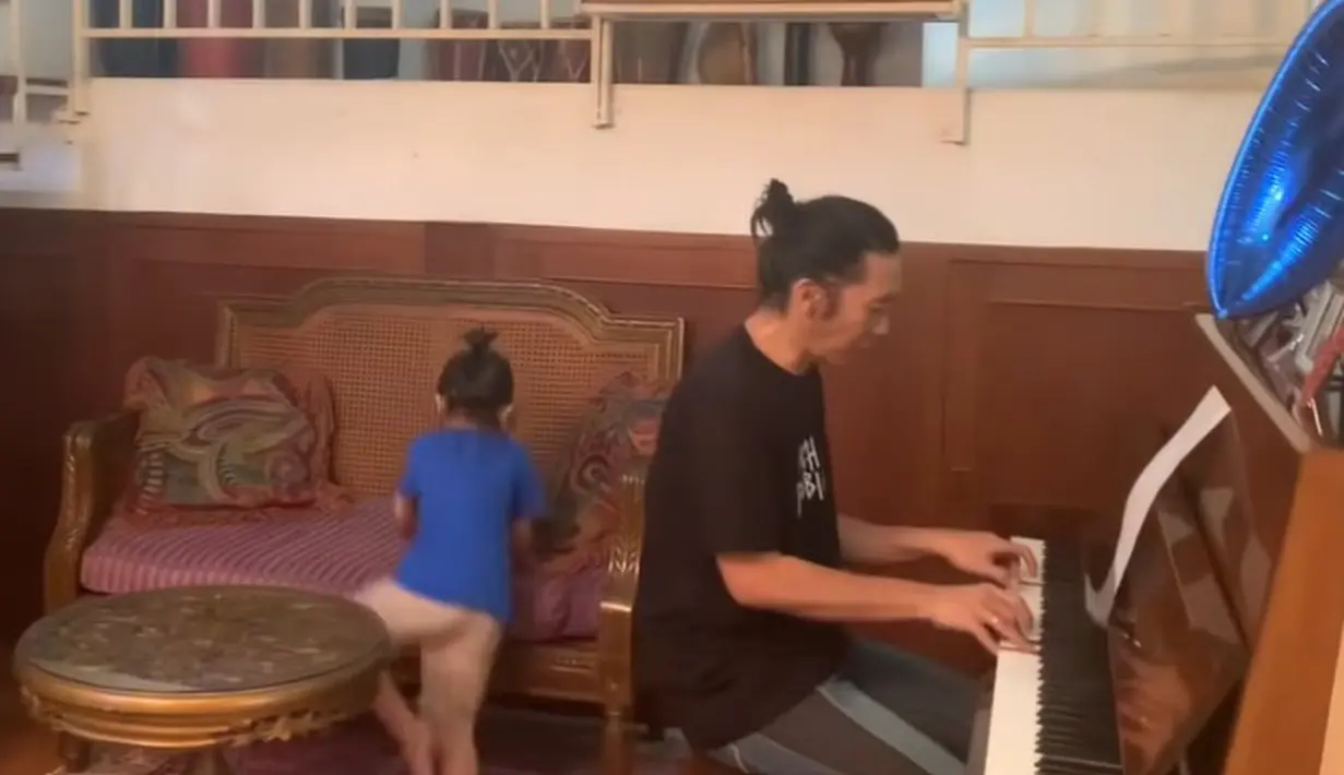 Bimbim Slank dan kediamannya yang luas [YouTube/Alz Family]