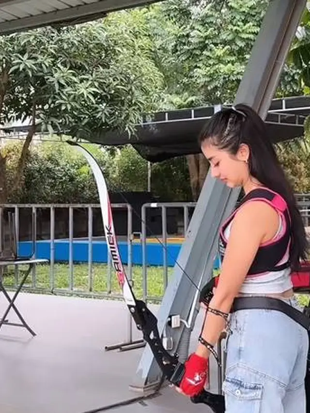 Tampil Keren, Ini 7 Potret Ghea Youbi Latihan Panahan yang Tuai Banyak Pujian