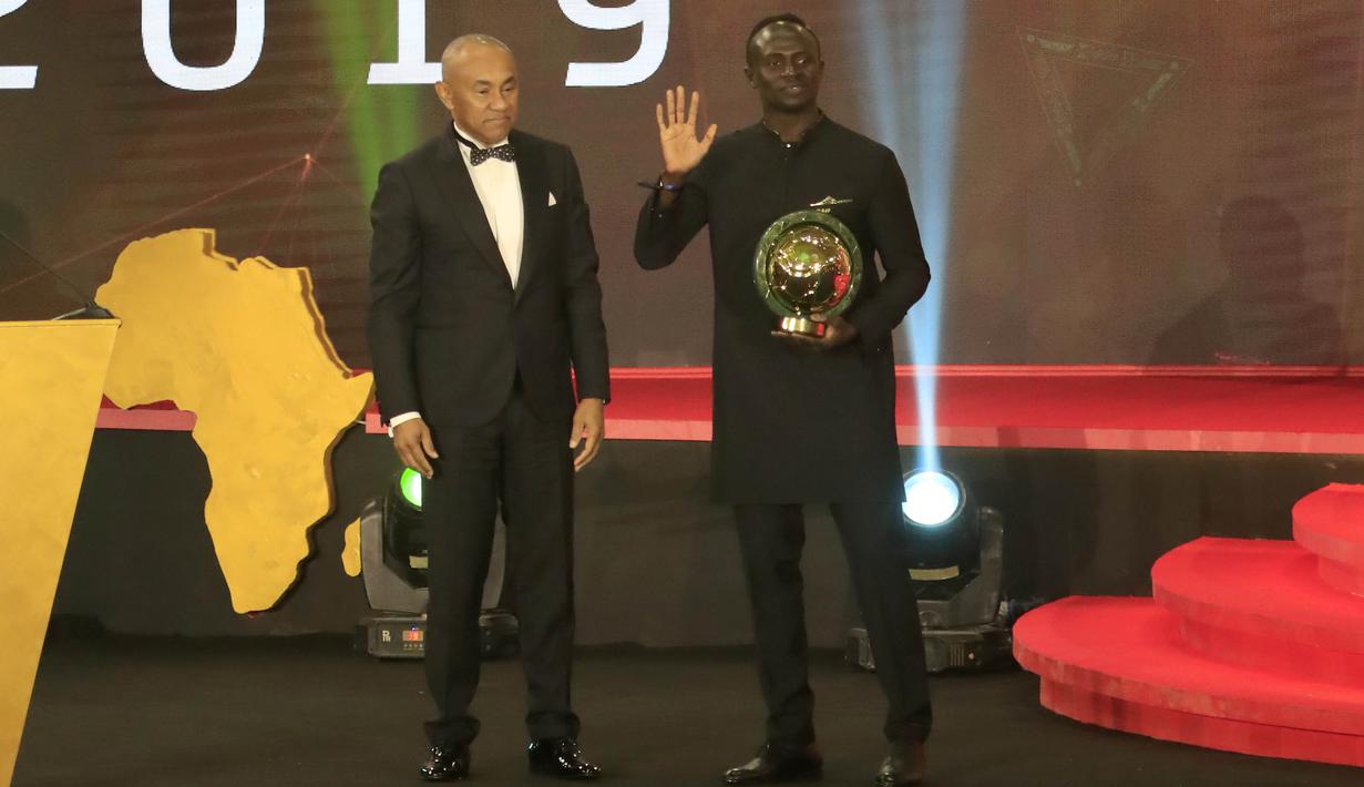Penyerang Senegal, Sadio Mane, saat mendapatkan penghargaan sebagai pemain terbaik Afrika 2019 di Hurghada, Mesir, Rabu (8/1/2020). Pemain Liverpool ini mengalahkan Mohamed Salah dan Riyad Mahrez. (AFP/Khaled Desouki)