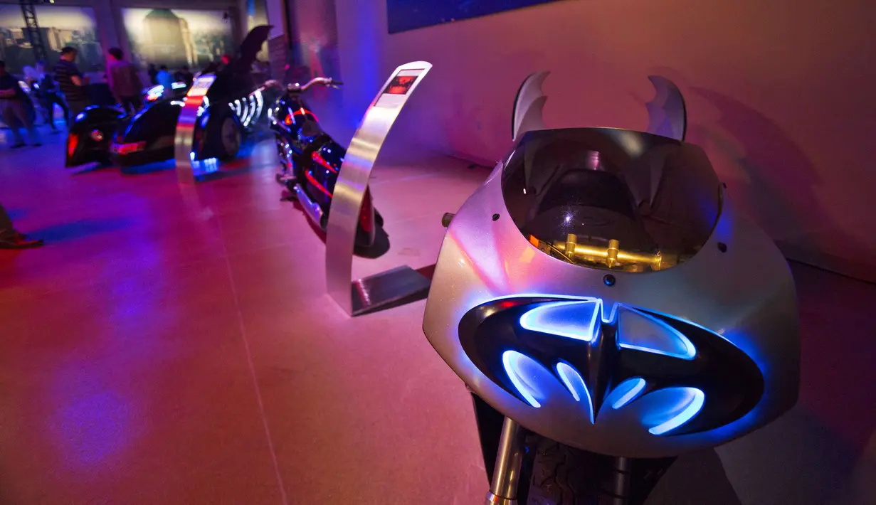  Batblade dan Redbird sepeda motor tahun 1997 pada film "Batman & Robin" dihadirkan pada acara Warner Bros VIP Studio Tour "The Batman Exhibit" di Burbank, California (26/6/2014) (REUTERS/Mario Anzuoni)