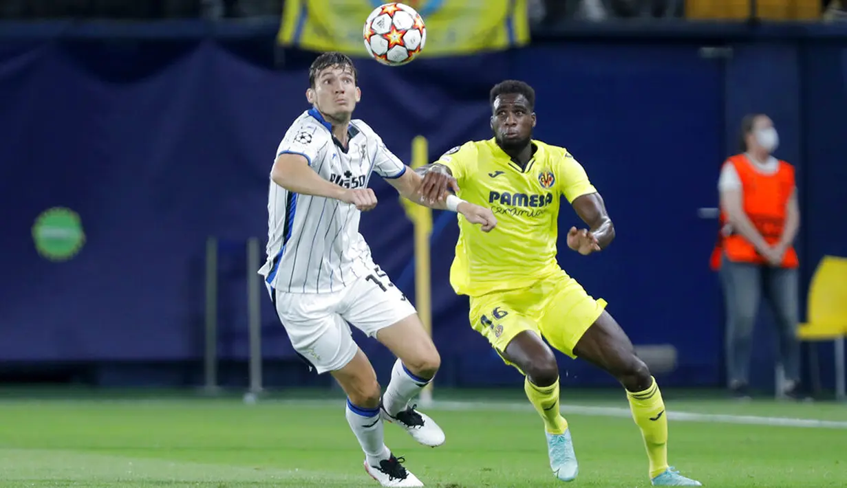 Pemain Atalanta Marten de Roon (kiri) berebut bola dengan pemain Villarreal Boulaye Dia pada pertandingan Grup F Liga Champions di Villarreal, Spanyol, Selasa (14/9/2021). Pertandingan berakhir imbang 2-2. (AP Photo/Alberto Saiz)