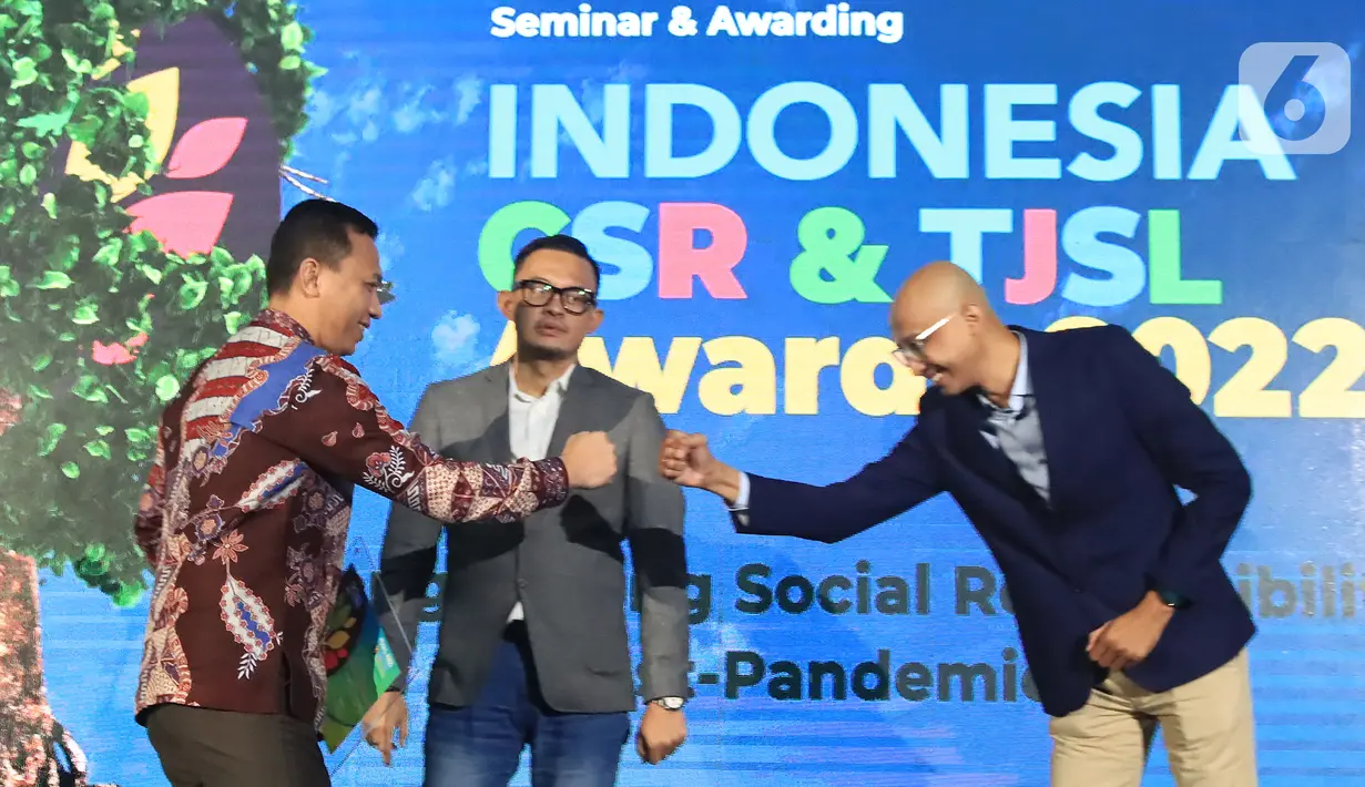 (Ki-Ka) Direktur Kepatuhan SDM dan Manajemen Risiko Askrindo Kun Wahyu Wardana, Founder & CEO The Iconomics Bram S. Putro dan Pemimpin The Iconomics Arif Hatta berbincang disela-sela penghargaan Indonesia CSR & TJSL Award 2022 di Jakarta. Askrindo meraih penghargaan Indonesia CSR & TJSL Award 2022 Kategori Insurance Sector Industry 2022. (Liputan6.com/HO/Askrindo)