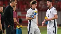 Manajer Timnas Inggris Thomas Tuchel (paling kiri) pada laga kontra Serbia di mana Tiga Singa menang 5-0. (OLIVER BUNIC / AFP)