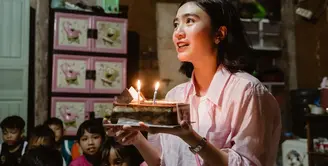 Febby Rastanty merayakan hari ulang tahunnya dengan cara yang tak biasa. Ia memilih untuk merayakan hari kelahirannya bersama anak-anak di sebuah kampung pemulung di Jakarta. [Foto: Instagram/febbyrastanty]