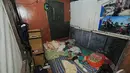 Sony Wakwaw tidur dirumahnya yang lama di pemukiman pemulung di kawasan Cibubur, Jakarta Timur. Foto diambil pada Kamis (4/12/2014). (Liputan6.com/Herman Zakharia)