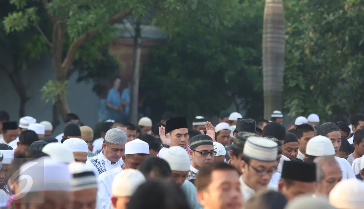 Terdakwa kasus percabulan yang juga pedangdut Saipul Jamil, saat melaksanakan salat Idul Fitri di Rumah Tahanan Klas I Cipinang, Jakarta, Rabu (6/7). Saipul Jamil duduk bersama tahanan lain di lapangan Rutan Cipinang. (Liputan6.com/Herman Zakharia)