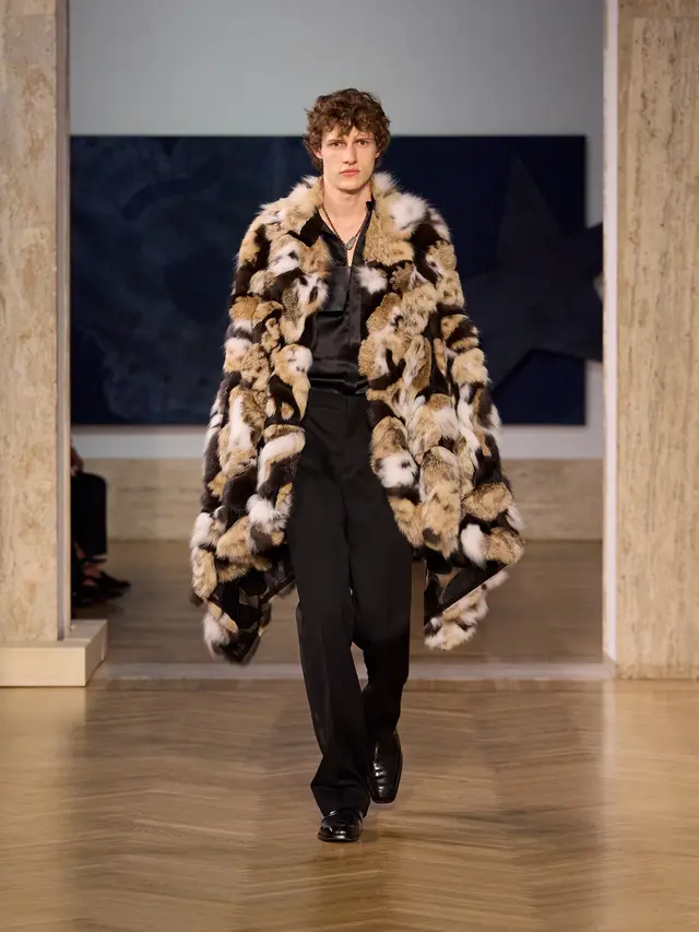 Debut Maria Grazia Chiuri di FENDI Couture, Angkat Sensualitas Lewat Siluet Mengalir