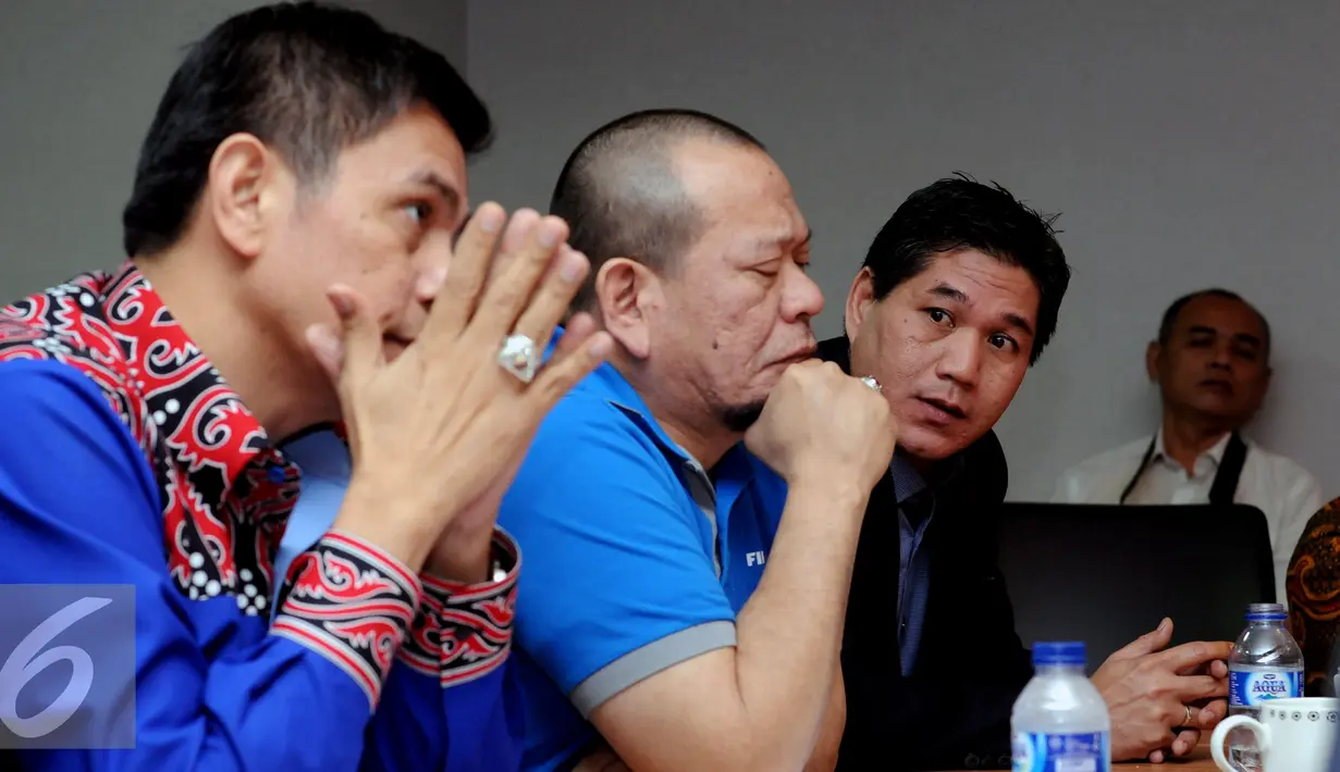Wakil Presiden PSSI, Erwin Dwi Budiawan (kedua kanan) hadir dalam rapat Exco di kantor PSSI di Jakarta, Senin (3/8/2015). Rapat membahas perkembangan terkini tentang sepak bola Indonesia. (Liputan6.com/Helmi Fithriansyah)