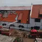 Petugas pemadam kebakaran memadamkan sisa api yang membakar Museum Bahari, Jakarta Utara, Selasa (16/1). Api melahap Gedung A Blok 1 dan 2 dan Gedung C Blok 1 dan 2 tempat penyimpanan benda-benda bersejarah di bidang bahari. (Liputan6.com/Arya Manggala)