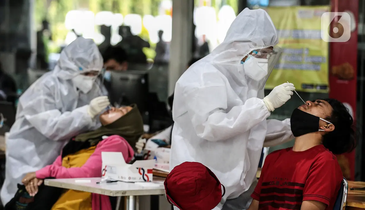 Calon penumpang mengikuti rapid test antigen di Stasiun Gambir, Jakarta, Rabu (23/12/2020). Rapid test tersebut dilakukan untuk melengkapi syarat perjalanan untuk menggunakan layanan kereta api.  (Liputan6.com/Johan Tallo)