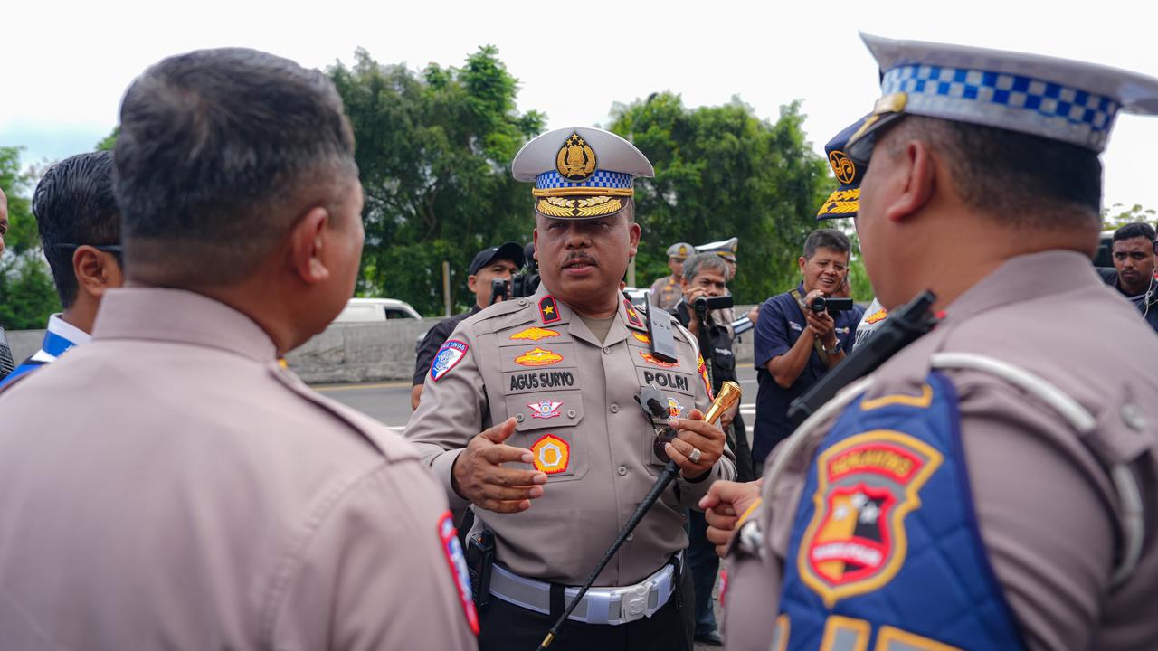 Kakorlantas Polri Brigjen Agus Suryonugroho meninjau jalur di KM 92 Tol Cipularang, Purwakarta, Jawa Barat, pada Minggu (9/2/2025).