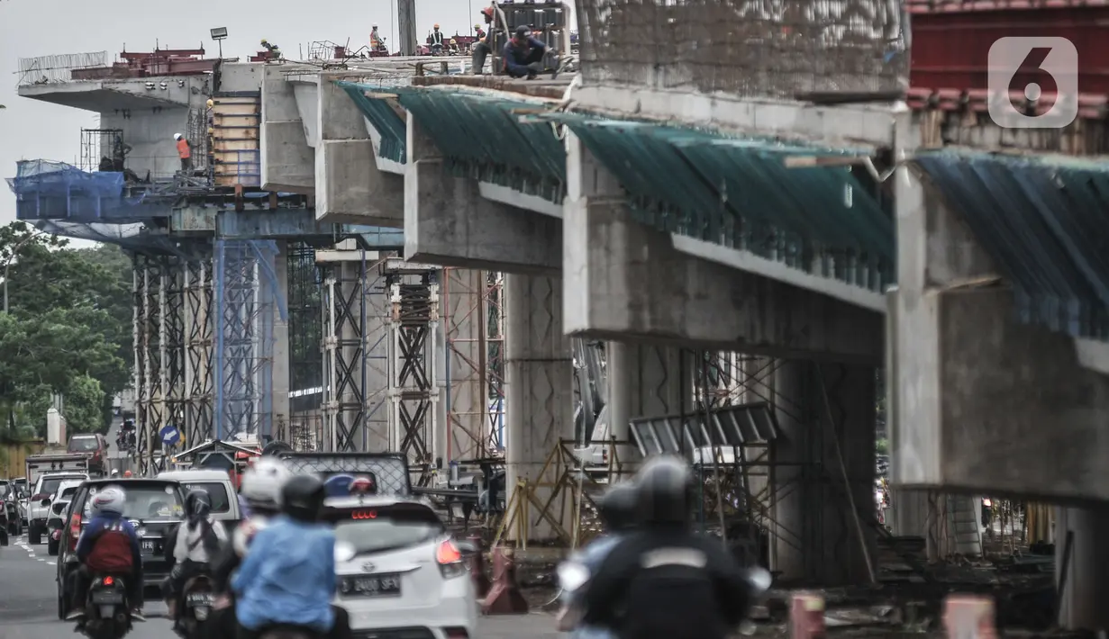 Kendaraan melintasi proyek pembangunan jalan layang atau Flyover Cakung, Jakarta, Kamis (2/7/2020). Proyek flyover berbiaya Rp261 miliar itu ditargetkan rampung pada Desember 2020 dan diharapkan mampu mengurai titik kemacetan akibat perlintasan sebidang. (merdeka.com/Iqbal S Nugroho)
