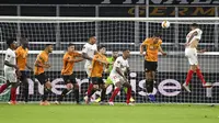 Pemain Sevilla, Lucas Ocampos, mencetak gol ke gawang Wolverhampton Wanderers pada perempat final Liga Europa, Selasa (11/8/2020). Sevilla menang dengan skor 1-0. (Friedemann Vogel, Pool Photo via AP)