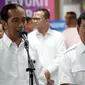 Presiden terpilih Joko Widodo atau Jokowi (kiri) memberi keterangan didampingi Ketua Umum Partai Gerindra Prabowo Subianto saat bertemu di Stasiun MRT Lebak Bulus, Jakarta, Sabtu (13/7/2019). Jokowi berharap masyarakat dapat semakin bersatu usai dirinya dan Prabowo bertemu. (Liputan6.com/JohanTallo)