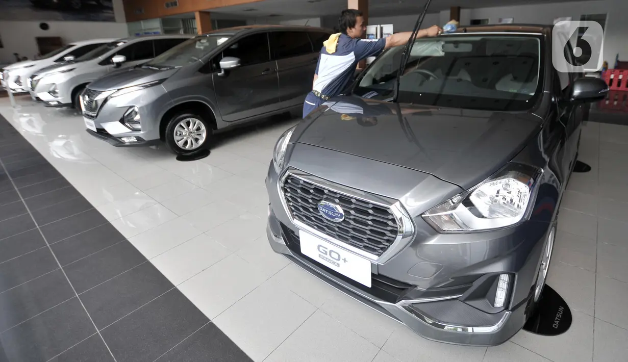 Pekerja membersihkan mobil Datsun Go+ Panca di Diler Nissan kawasan Pulogadung, Jakarta, Rabu (27/11/2019). PT Nissan Motor Indonesia berencana untuk menghentikan produksi Datsun di Indonesia pada 2020 mendatang. (merdeka.com/Iqbal Nugroho)