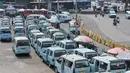 Angkutan kota (angkot) terparkir di Terminal Kampung Melayu, Jakarta, Selasa (10/7). Hingga saat ini baru dua operator angkot yang bergabung dengan program OK Otrip. (Merdeka.com/Iqbal Nugroho)
