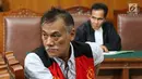 Aktor Tio Pakusadewo saat menjalani sidang lanjutan kasus penyalahgunaan narkoba di PN Jakarta Selatan, Kamis (19/7). Sidang yang seharusnya beragendakan putusan tersebut diundur pada 24 Juli 2018. (Liputan6.com/Immanuel Antonius)