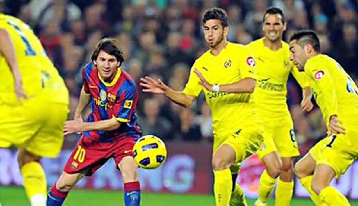 Lionel Messi (tengah) masih bisa berkelit meski dike-pung sejumlah pemain Villarreal pada laga La Liga di Nou Camp, 13 November 2010. Barca menang 3-1, Messi dua gol. AFP PHOTO/LLUIS GENE