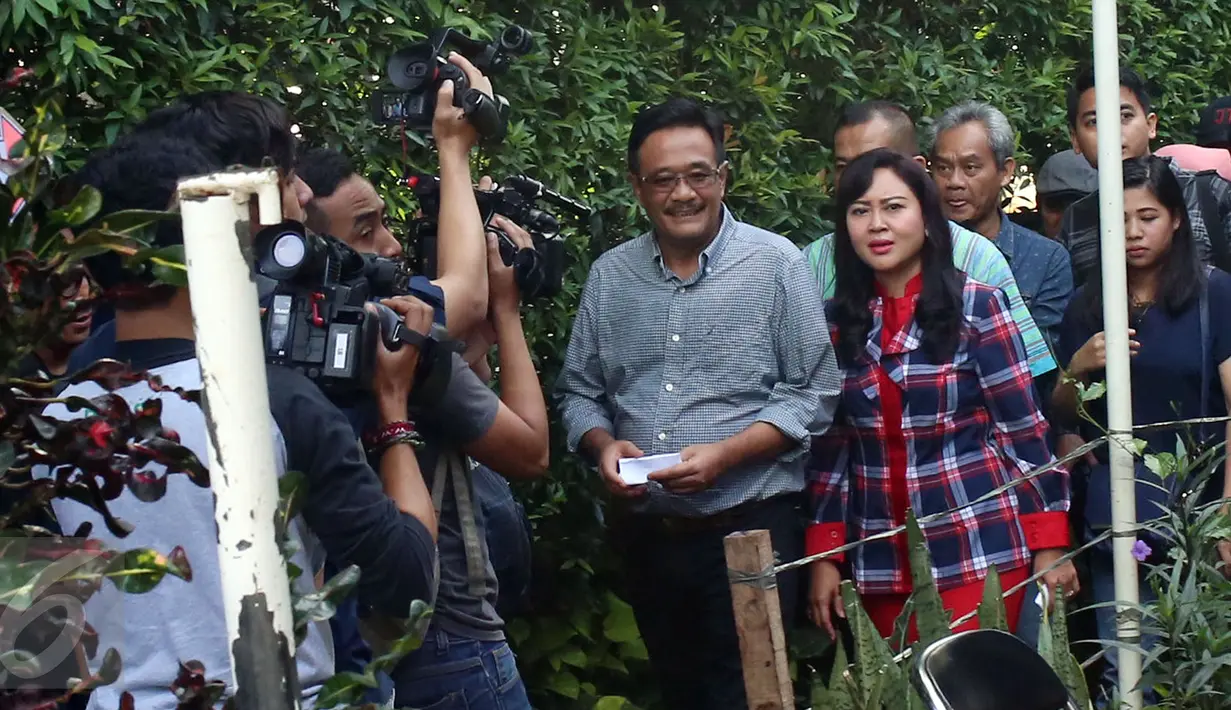 Djarot Saiful Hidayat bersama istri, Happy Farida saat tiba di lokasi untuk menggunakan hak pilihya dalam Pilkada Putaran kedua di TPS 8, Kuningan, Jakarta, Rabu (19/4). (Liputan6.com/Johan Tallo)