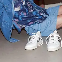 Sneakers putih Meghan Markle. (dok. Instagram @veja/https://www.instagram.com/p/BhJ6GDbh82U/?utm_source=ig_web_copy_link/Asnida Riani)