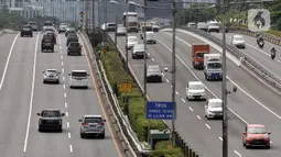 Kondisi lalu lintas di Tol Dalam Kota, Jakarta, Kamis (24/2/2022). Mulai 26 Februari 2022 pukul 24.00 WIB, tarif Tol Dalam Kota mengalami kenaikan sebesar Rp 500 berlaku untuk semua golongan kendaraan. (merdeka.com/Iqbal S. Nugroho)