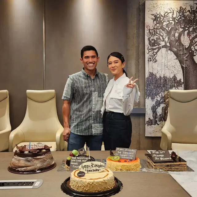 Genap Berusia 41 Tahun, Ini 7 Potret Dian Sastro Rayakan Ulang Tahun Suami di Kantor