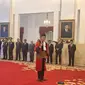 Ridwan Mansyur membacakan sumpah di depan Presiden Jokowi di Istana setelah diangkat menjadi Hakim Konstitusi, Jumat (8/12/2023). Pengangkatan Ridwan sebagai hakim Mahkamah Konstitusi (MK) ini berdasarkan Keppres Nomor 98/P Tahun 2023 tanggal 12 Oktober 2023 tentang Pemberhantian dan Pengangkatan Hakim MK Yang Diajukan Mahkamah Agung. (Liputan6.com/Lizsa Egeham)