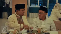 Prabowo Subianto (kanan) dan Aburizal Bakrie saat menghadiri acara buka puasa bersama di kawasan Menteng, Jakarta, Sabtu (4/7/2015). Dalam acara tersebut hadir sekitar 3500 anak yatim. (Liputan6.com/Herman Zakharia)