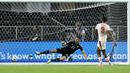 Pemain Kanada, Ismael Kone (kanan) mencetak gol kemenangan ke gawang Venezuela pada babak adu penalti saat laga perempat final Copa America 2024 di AT&T Stadium, Arlington, Texas, Sabtu (06/07/2024) WIB. (AFP/Juan Mabromata)