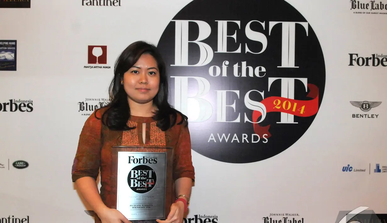 PT Elang Mahkota Tekhnologi Tbk, merupakan salah satu perusahaan yang mendapatkan predikat Trifecta‎ Award dari majalah Forbes Indonesia, Hotel Ritz Carlton, Mega Kuningan, Jakarta, Rabu (10/12/2014). (Liputan6.com/Herman Zakharia)