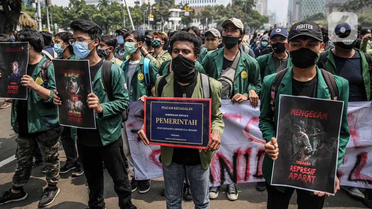 FOTO: BEM SI Mulai Berunjuk Rasa di Patung Kuda Jakarta