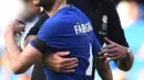 Pelatih Liverpool, Jurgen Klopp, menyapa gelandang Chelsea, Cesc Fabregas, usai laga Premier League di Stadion Stamford Bridge, London, Minggu (6/5/2018). Chelsea menang 1-0 atas Liverpool. (AFP/Glyn Kirk)