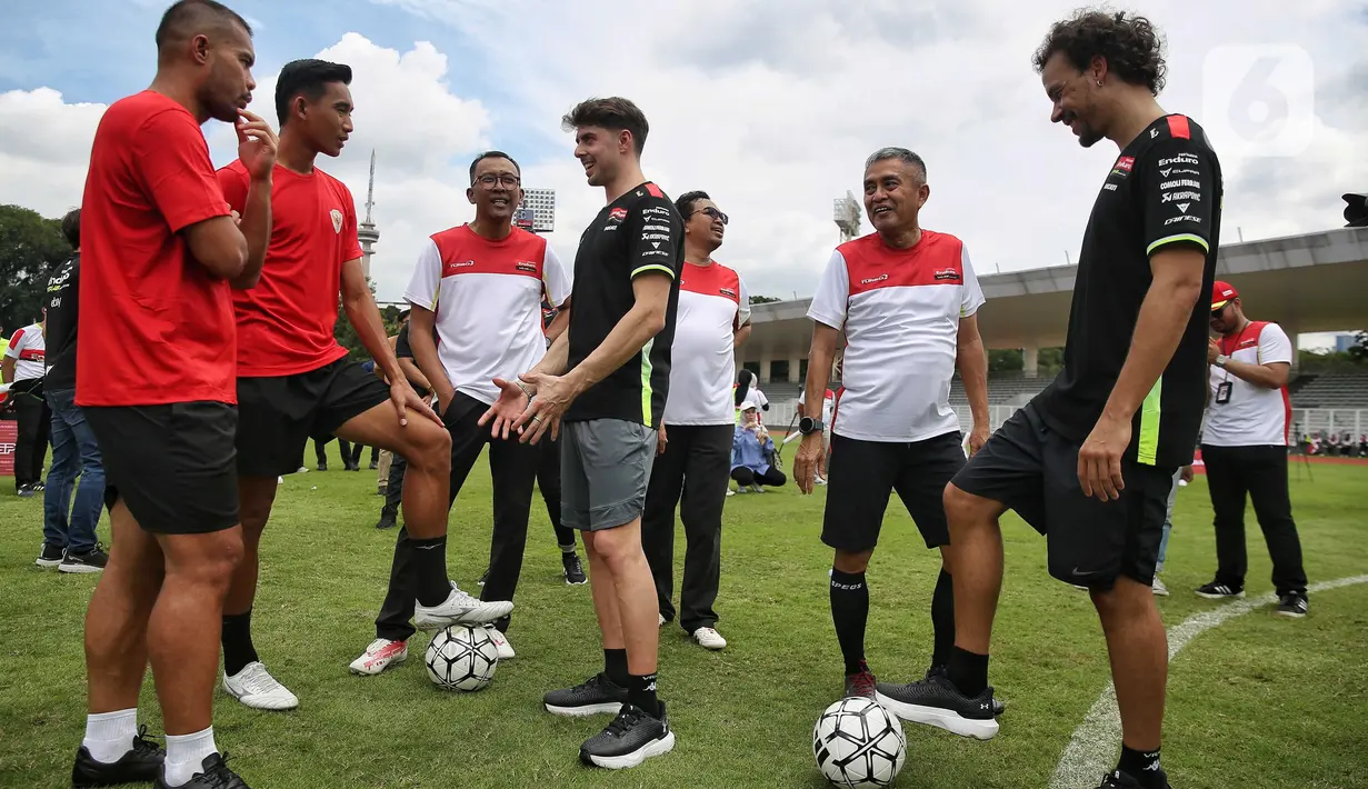 Direktur Utama Pertamina Lubricants Werry Prayogi (kedua kanan) berbincang bersama pembalap Pertamina Enduro VR46 Racing Team Franco Morbidelli (kanan), Fabio Di Giannantonio (tengah) dan pesepak bola Persija Jakarta Rizky Ridho (kedua kiri), serta Andritany Ardhiyasa (kiri) pada perkenalan Pertamina Enduro VR46 Racing Team di Lapangan Madya, Komplek Gelora Bung Karno, Jakarta, Jumat (24/1/2025). (Liputan6.com/Angga Yuniar)