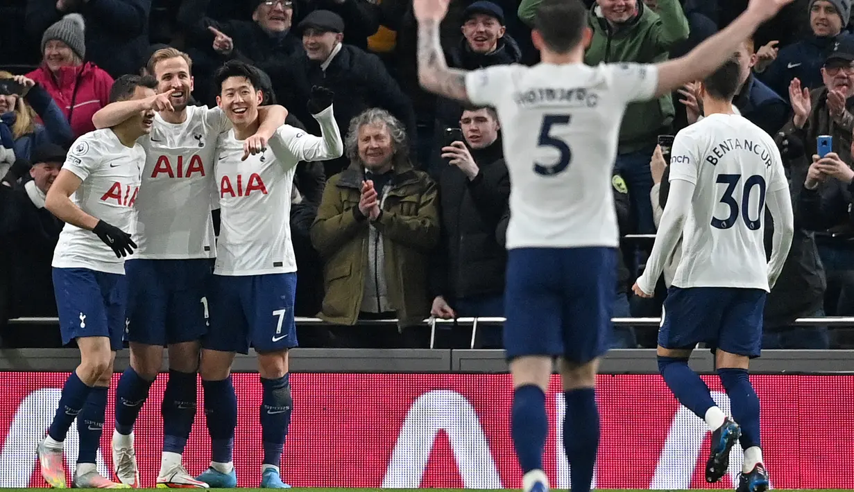 Striker Tottenham Hotspur Harry Kane (kedua kiri) berselebrasi setelah mencetak gol ke gawang Everton pada pekan ke-28 Liga Inggris 2021-2022 di Tottenham Hotspur Stadium, Selasa (8/3/2022) dini hari WIB. Tottenham Hotspur tanpa ampun menghajar Everton lima gol tanpa balas. (Ben STANSALL/AFP)