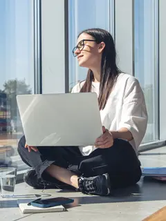 Di era kerja yang serba cepat dan kompetitif, tuntutan pekerjaan semakin terasa berat. Deadline datang silih berganti, notifikasi tidak pernah berhenti, dan ekspektasi untuk selalu responsif sering membuat kita kehilangan ruang untuk bernapas sejenak. (foto/dok:freepik/pvproductions)