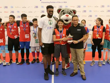 Gubernur DKI Jakarta Anies Baswedan dan pemain NBA Boston Celtics, Jaylen Brown memberikan penghargaan kepada pemain Jr NBA Indonesia pada puncak acara National Training Camp di Pluit Village Mall, Jakarta, Minggu (29/7). (Liputan6.com/Fery Pradolo)