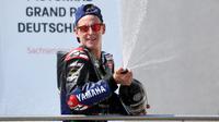 Dengan hasil ini, Fabio Quartararo masih memimpin di klasemen sementara dengan raihan 172 poin. Di posisi kedua ditempati pembalap Aprilia, Aleix Espargaro dengan koleksi 138 poin diikuti pembalap Ducati, Johann Zarco dengan 111 poin di posisi ketiga. (AFP/Ronny Hartmann)