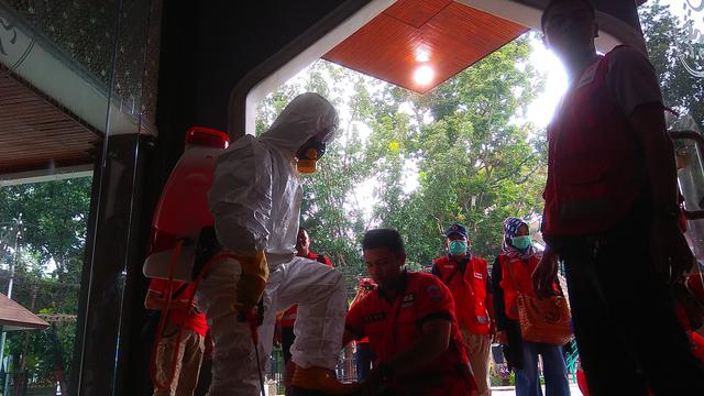 Antisipasi Paparan Covid 19 Tempat Ibadah Di Bandung Disemprot Disinfektan Health Liputan6 Com