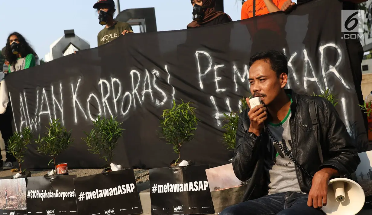 Aktivis Walhi melakukan aksi protes pembakaran hutan, Jakarta, Selasa (8/8). Walhi menuntut pemerintah dapat menegakkan hukum bagi korporasi pembakar hutan yang telah berlangsung setiap tahun. (Liputan6.com/Immanuel Antonius)